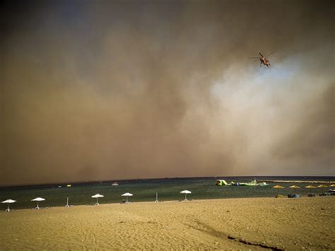 Rhodes wildfire forces thousands of evacuations, tourists flee